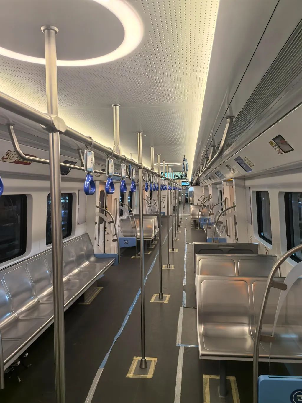 車廂座椅采用橫縱結(jié)合布置方式。重慶交通開投鐵路集團(tuán)供圖